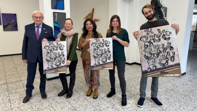 Die Künstlerinnen Sabine Effmert, Nicole Weidner und Hanna Nagel (von links) freuen sich mit Juks-Leiter Peter Theil (rechts) auf die Kunstfreizeit in den Faschingsferien. Unterstützt wird das Projekt von Friedrich Hilterhaus mit seiner Stiftung.  (Foto: Lara Hausleitner)