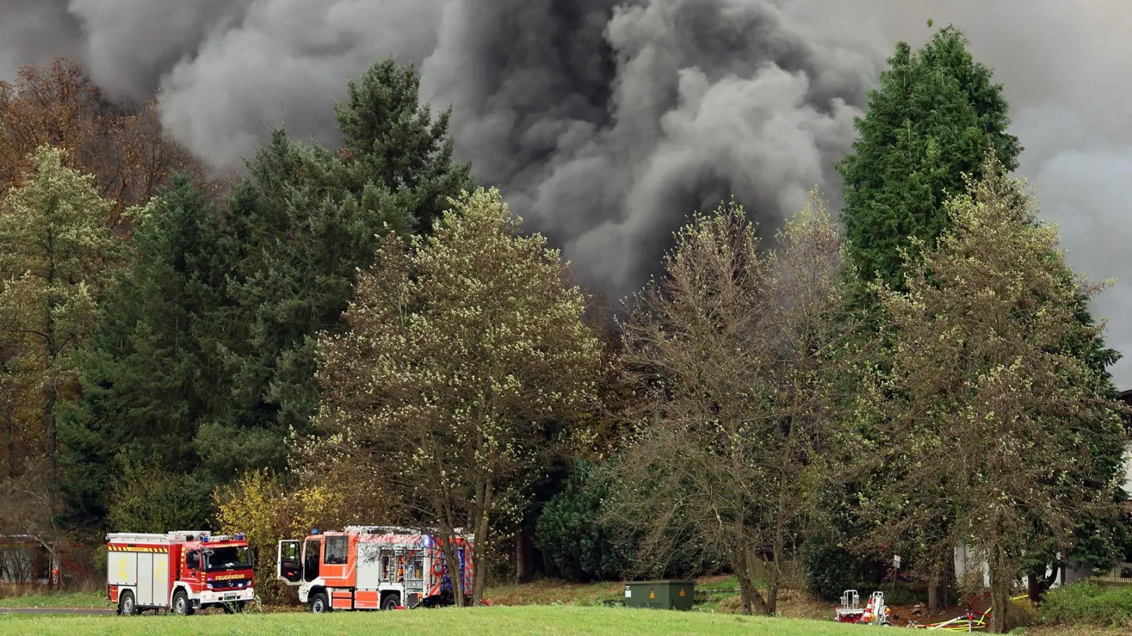 Eine schwarze Rauchwolke stieg bei dem Brand auf. (Foto: Ralf Hettler/dpa)