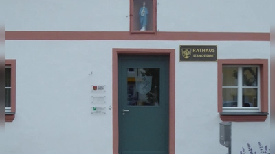 Der Eingang zum Arberger Rathaus. Wer hier am 1. Mai 2026 als Nachfolger von Jürgen Nägelein das Amtszimmer des Bürgermeisters bezieht, entscheiden die Wählerinnen und Wähler am 8. März. (Foto: Walter Oberhäußer)