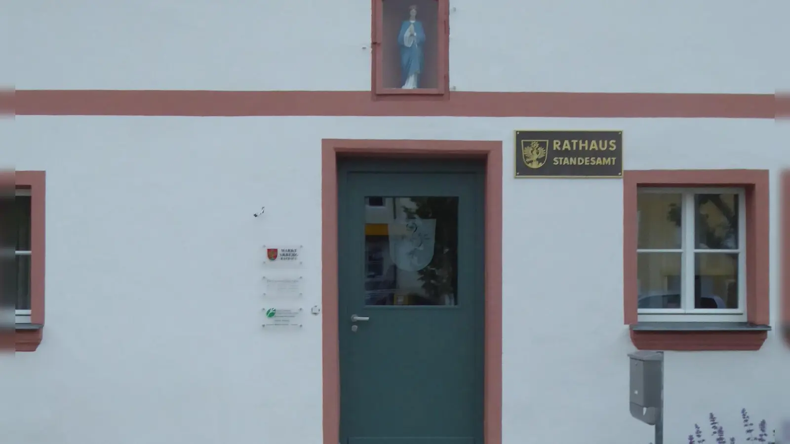 Der Eingang zum Arberger Rathaus. Wer hier am 1. Mai 2026 als Nachfolger von Jürgen Nägelein das Amtszimmer des Bürgermeisters bezieht, entscheiden die Wählerinnen und Wähler am 8. März. (Foto: Walter Oberhäußer)