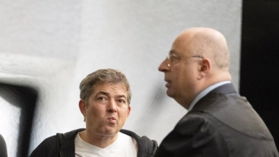 Seine Anhänger feiern Ballweg als Held. (Foto: Marijan Murat/dpa)