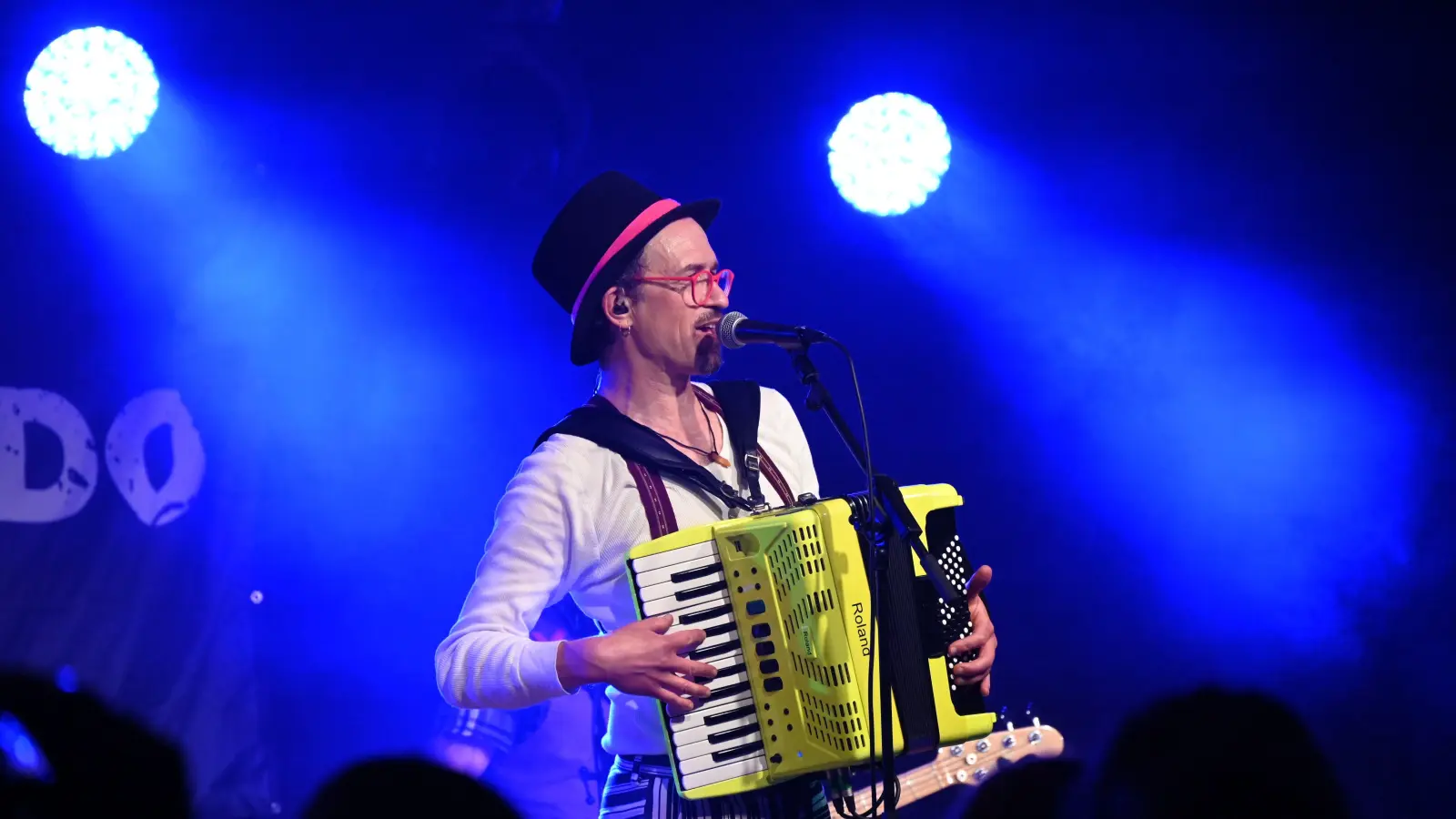 Rote Brille, gelbes Akkordeon: David Saam. Mit seiner Band Kellerkommando wurde es gleich zum Auftakt bunt und laut im Festzelt. Am Sonntag brachte er fränkische Mundart den Kindern nah. (Foto: Manfred Blendinger)