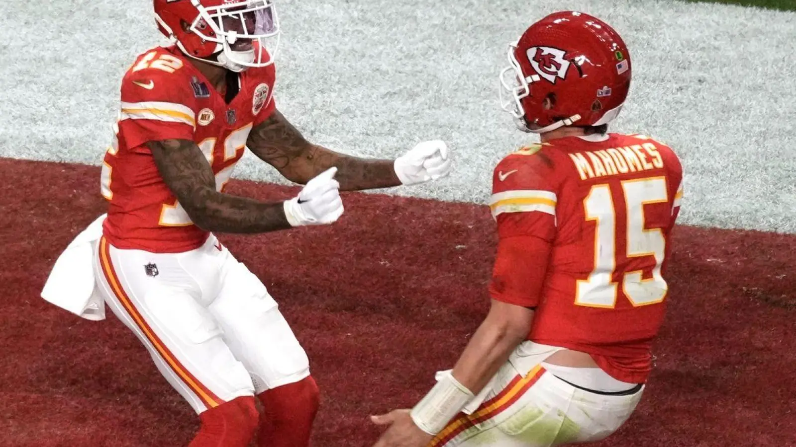 Mecole Hardman Jr. (12) feiert, nachdem er in der Verlängerung den entscheidenden Touchdownpass gefangen hat. (Foto: Charlie Riedel/AP/dpa)