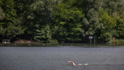 Der Badesee Plüderhausen (Baden-Württemberg) lädt zum Schwimmen ein. (Foto: Christoph Schmidt/dpa)