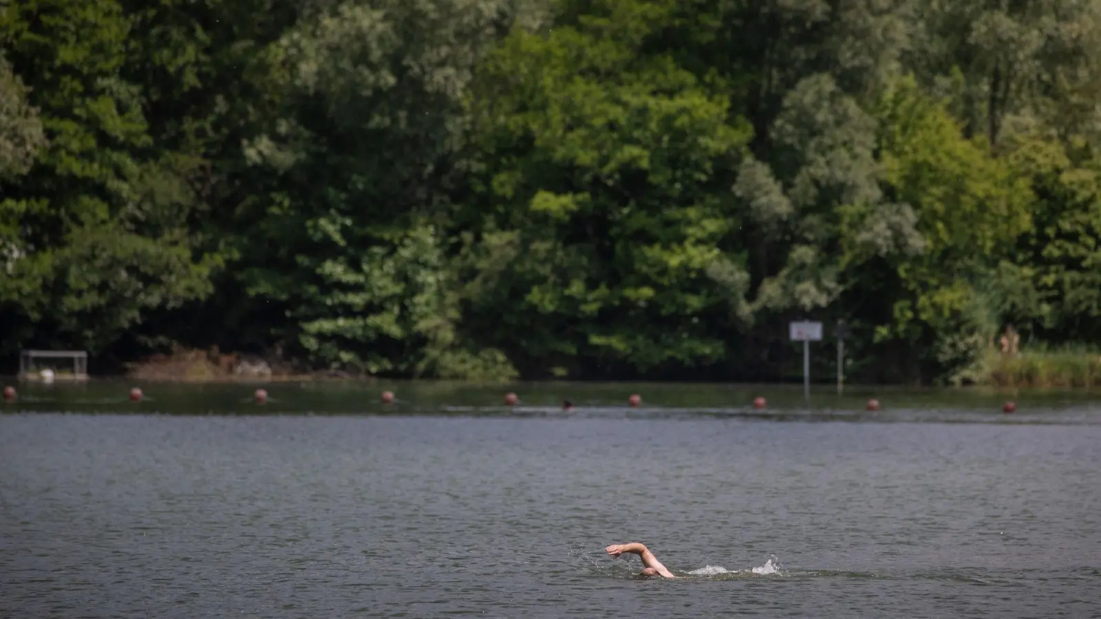 Der Badesee Plüderhausen (Baden-Württemberg) lädt zum Schwimmen ein. (Foto: Christoph Schmidt/dpa)