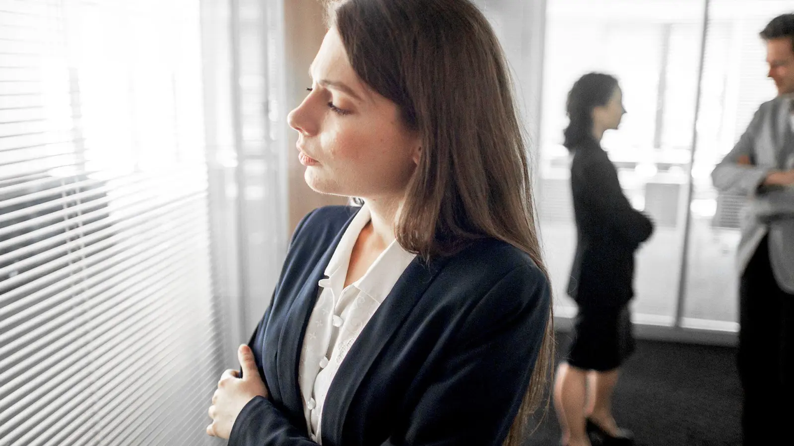 Bei Regelschmerzen fällt es vielen Frauen schwerer als sonst, im Job leistungsfähig und konzentriert zu bleiben. (Foto: Klaus-Dietmar Gabbert/dpa-tmn)