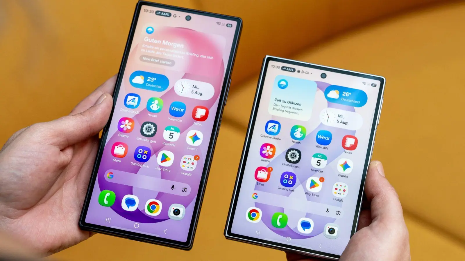 Samsungs neue Falt-Smartphones: Das schlankere Galaxy Z Fold 8 Ultra (links) und das breitere Galaxy Z Fold 8 (rechts) im zugeklappten Zustand nebeneinander. (Foto: Nico Tapia/dpa-tmn)