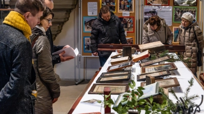 Die Weihnachtsausstellung des Arbeitskreises für Partnerschaft, Entwicklung und Mission fand bereits bei der Eröffnung in der Feuchtwanger Johanniskirche reges Interesse bei den Besuchenden. (Foto: Günter Schmidt)