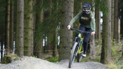 Mountainbiken findet immer mehr Anhänger - auch auf Trails abseits von Forststraßen. (Archivbild)   (Foto: Swen Pförtner/dpa)