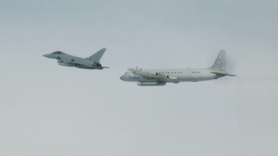 Dieses von der Luftwaffe zur Verfügung gestellte Foto zeigt einen Eurofighter der Bundeswehr (l) und ein russisches Aufklärungsflugzeug. (Archivbild) (Foto: -/Luftwaffe/dpa)