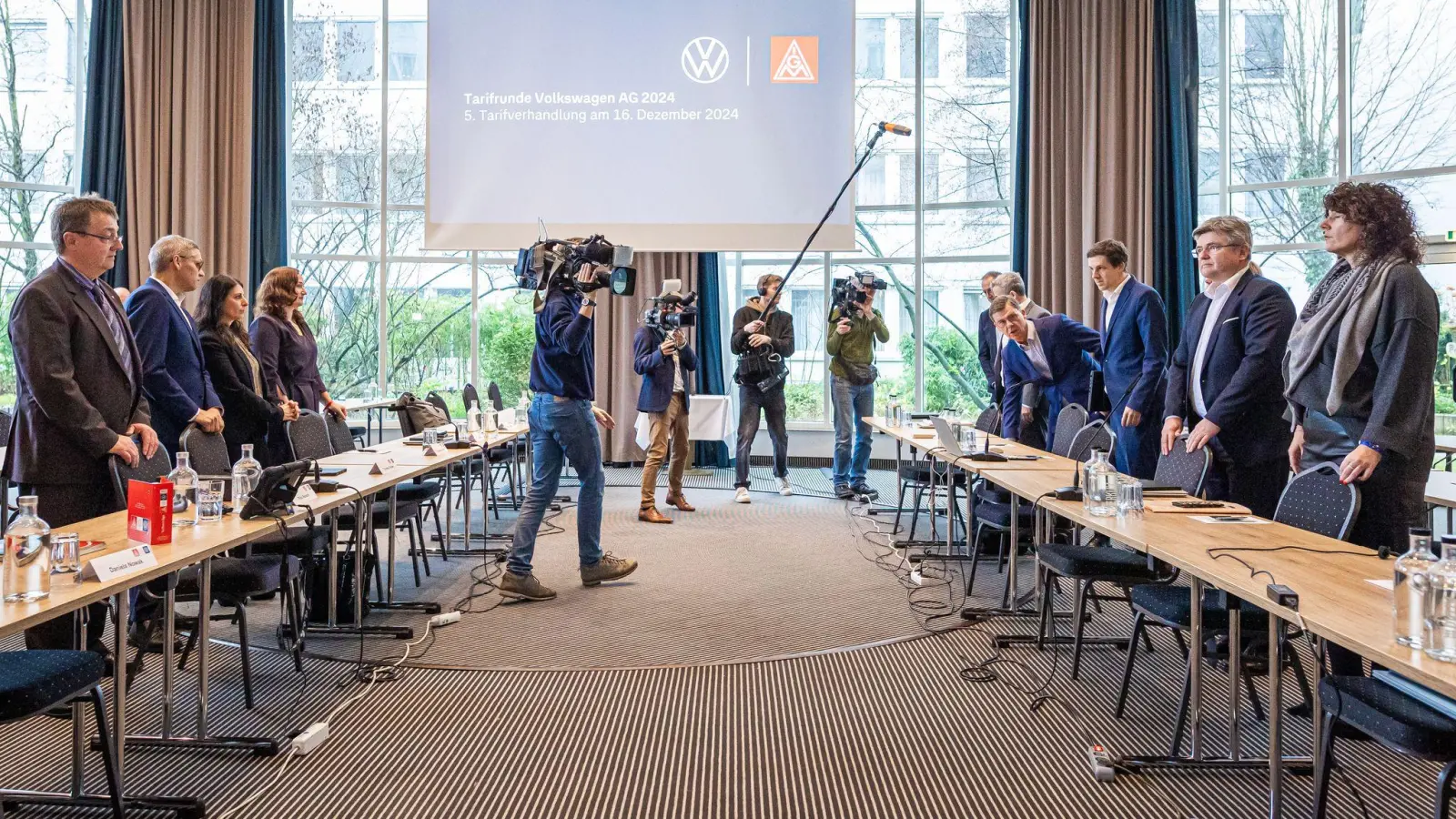 Vertreter von Volkswagen (r) und IG Metall (l) vor Beginn der fünften Tarifverhandlung in Hannover. (Foto: Moritz Frankenberg/dpa)