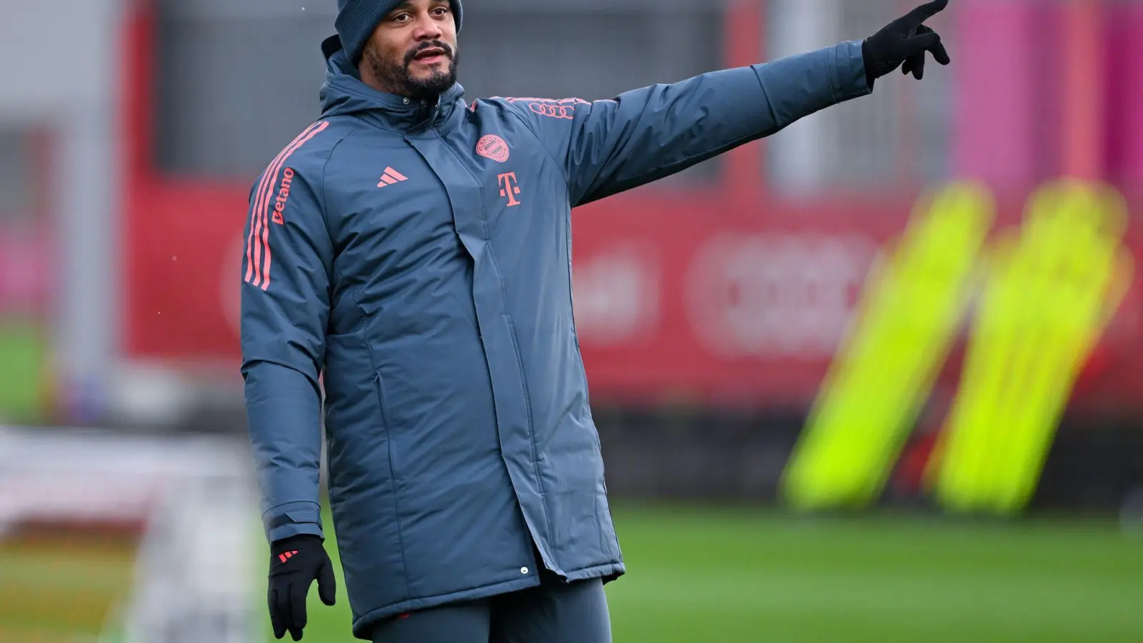 Bayern-Trainer Vincent Kompany geht voller Energie in den Jahresendspurt. (Foto: Sven Hoppe/dpa)
