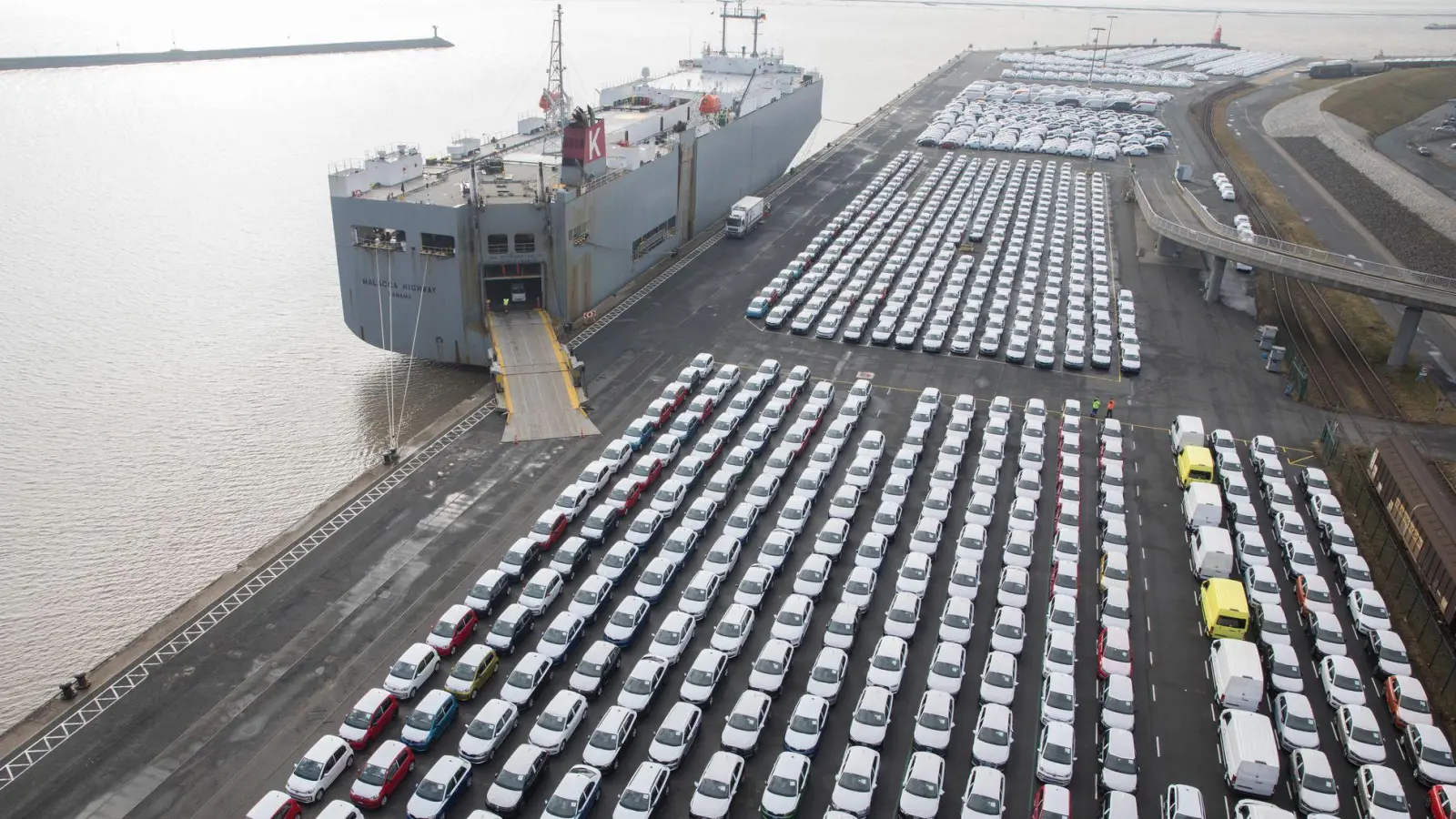 Fahrzeuge des VW-Konzerns vor der Verschiffung. Niedersachsen gehört zu den am härtesten betroffenen Ländern. (Archivbild) (Foto: Jörg Sarbach/dpa)