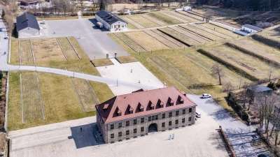 Gedenkstätten wie Flossenbürg erinnern an das Grauen des Nationalsozialismus. Eine App will nun den Weg zu unbekannteren NS-Erinnerungsorten weisen. (Archivfoto)    (Foto: Armin Weigel/dpa)