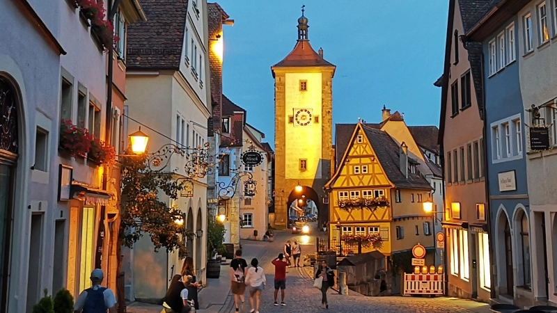 Das weltbekannte Plönlein ist dabei nur eines von zahlreichen Motiven, die Rothenburg zu einem international bekannten Reiseziel machen. (Archivbild: Jürgen Binder)