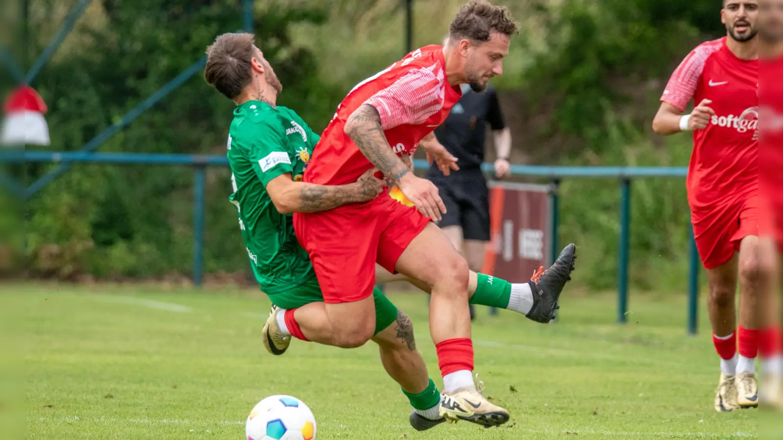 Zupackend: So wünscht sich der Trainer sein Team auch im Spiel gegen Göppingen (links der Ansbacher Michael Belzner im Testspiel gegen den Erlanger Lucas Markert). (Foto: Markus Zahn)