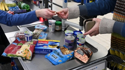 Viele Menschen in Deutschland kaufen mehrmals pro Woche Lebensmittel. (Symbolbild) (Foto: Jens Kalaene/dpa)