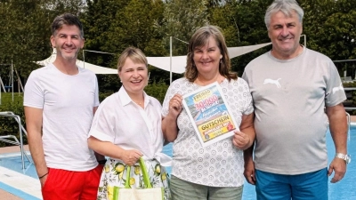 Die Freibadmitarbeiter Michael Reuter (links) und Bernd Wirth sowie Bürgermeisterin Claudia Wust (Zweite von links) gratulierten Vera Goda. Sie war Mittwoch der 30.000. Gast in dieser Saison im Neuhöfer Freibad. (Foto: Heidi Reuter)