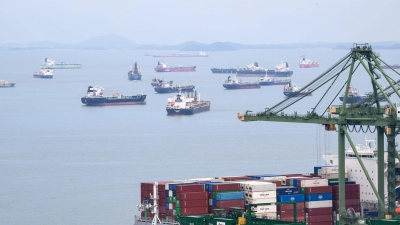 Vor Singapur warten Handelsschiffe. (Archivbild)  (Foto: Bernd von Jutrczenka/dpa)