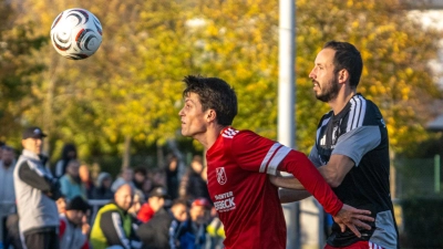 Gegen den SV Unterreichenbach (rechts Markus Stahl) war für den TSC Neuendettelsau (links Paul Beil) zumindest ein Unentschieden möglich, es gab aber eine 2:3-Niederlage. (Foto: Markus Zahn)