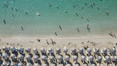 Beliebtes Sommerziel: In den Tui-Buchungen für das kommende Jahr liegt Griechenland weit vorn. (Archivbild) (Foto: Thanassis Stavrakis/AP/dpa)