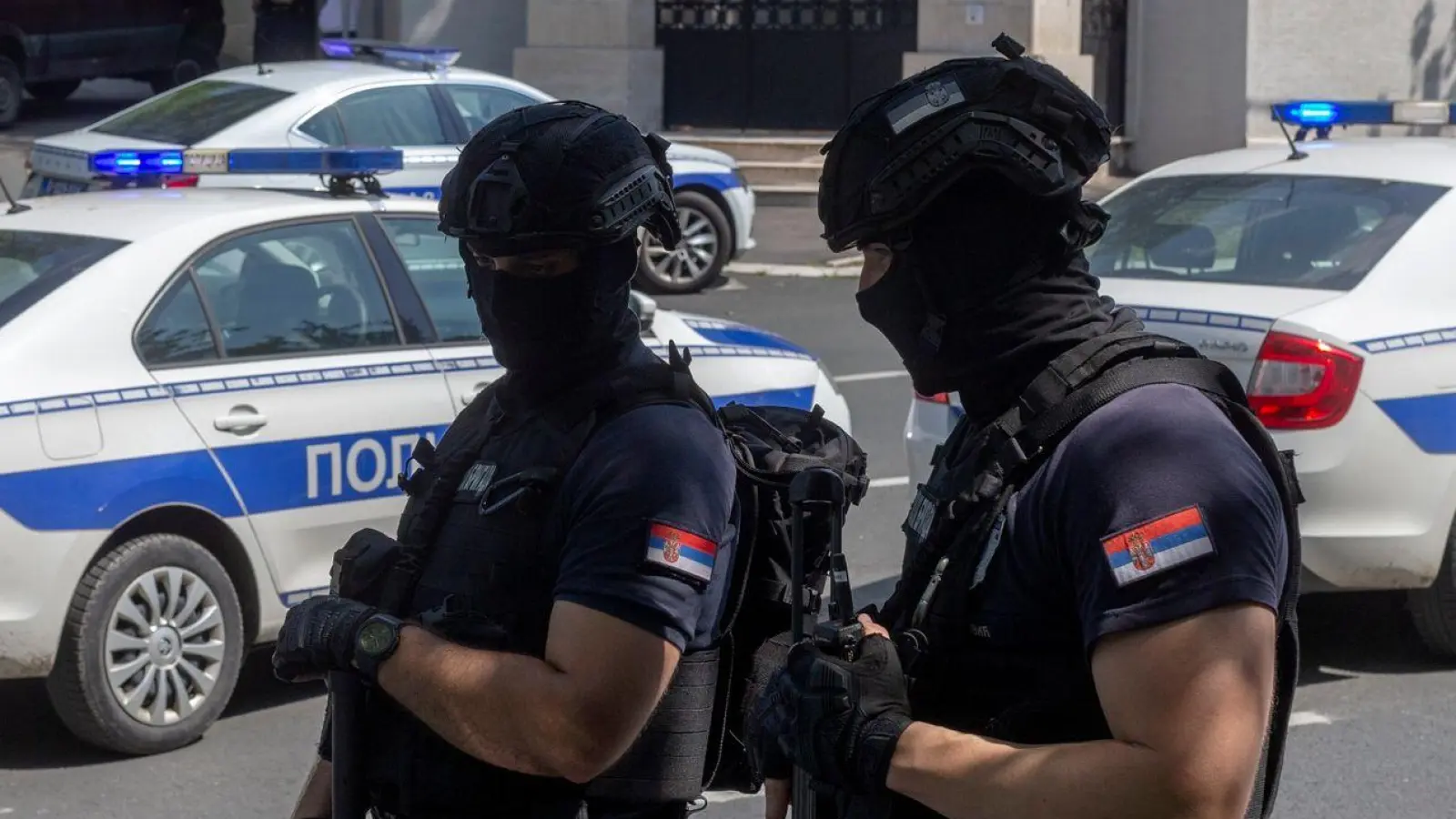 Polizisten sperren in Belgrad den Verkehr an einer Kreuzung in der Nähe der israelischen Botschaft. (Foto: Marko Drobnjakovic/AP/dpa)