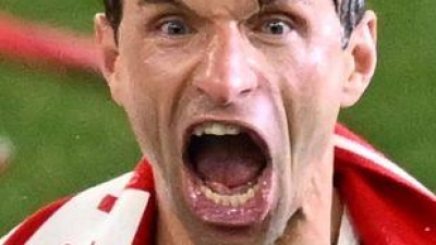 Auch Thomas Müller verabschiedet sich mit Bierduschen. (Foto: Sven Hoppe/dpa)