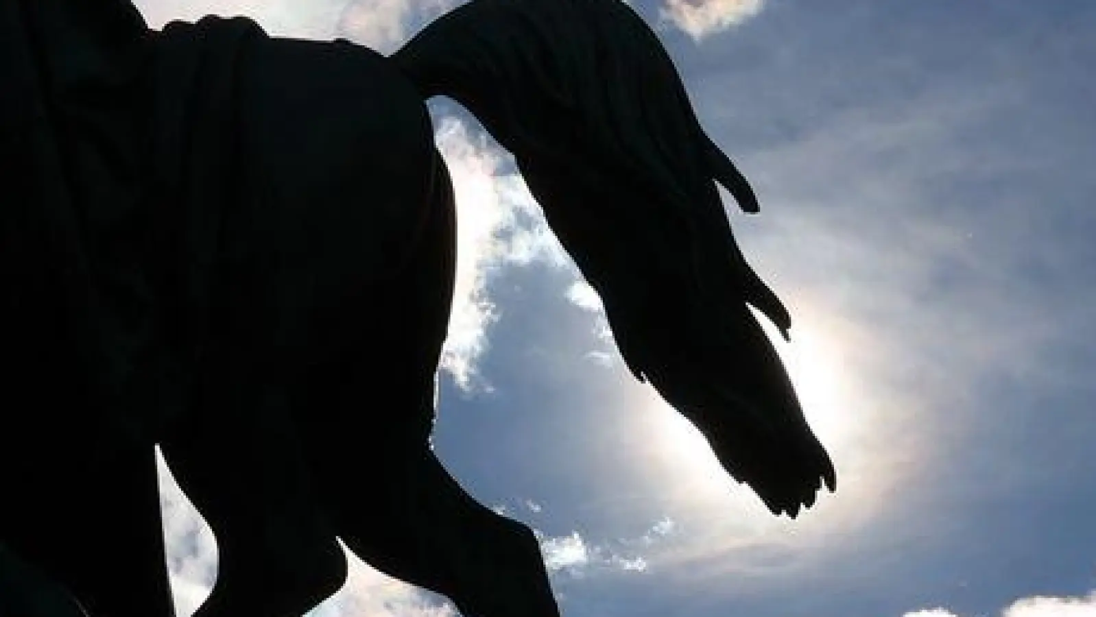 Zum Wochenstart bestimmen in Bayern vielerorts Wolken das Wetter. (Symbolbild) (Foto: Karl-Josef Hildenbrand/dpa)