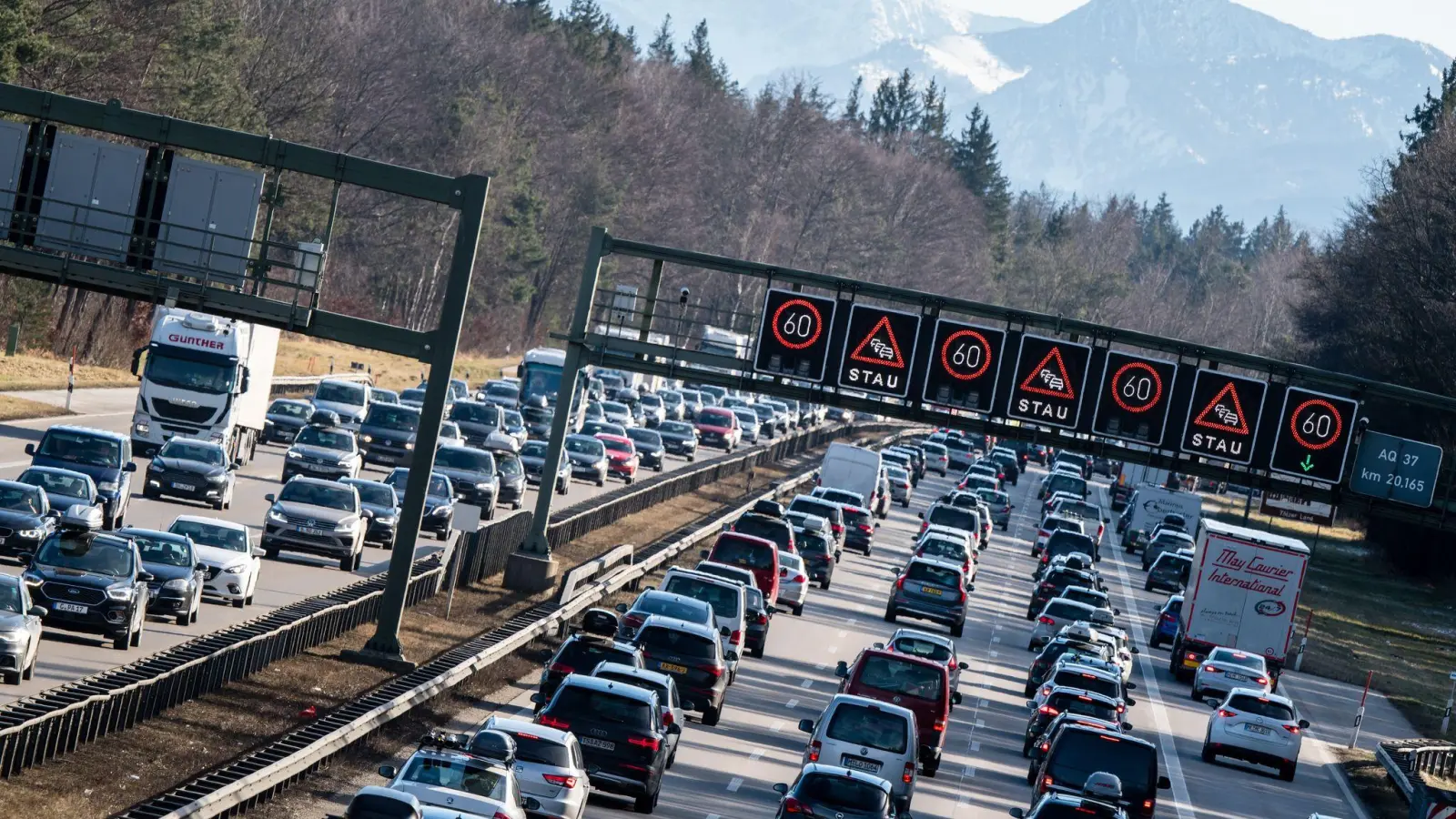 Die A8 München - Salzburg ist eine der stauträchtigsten deutschen Autobahnen. Das Osterwochenende wird aller Voraussicht nach keine Ausnahme sein. (Archiv) (Foto: Matthias Balk/dpa)