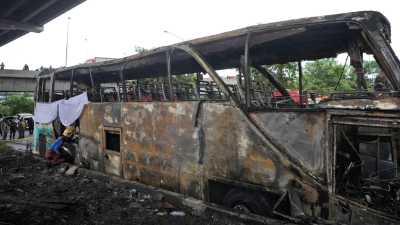 Der Bus, der mit Gas betrieben gewesen sein soll, brannte lichterloh. (Foto: Sakchai Lalit/AP/dpa)