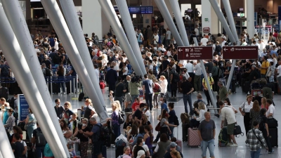 Ab in die Ferien: Passagiere am Flughafen Düsseldorf. (Foto: David Young/dpa)