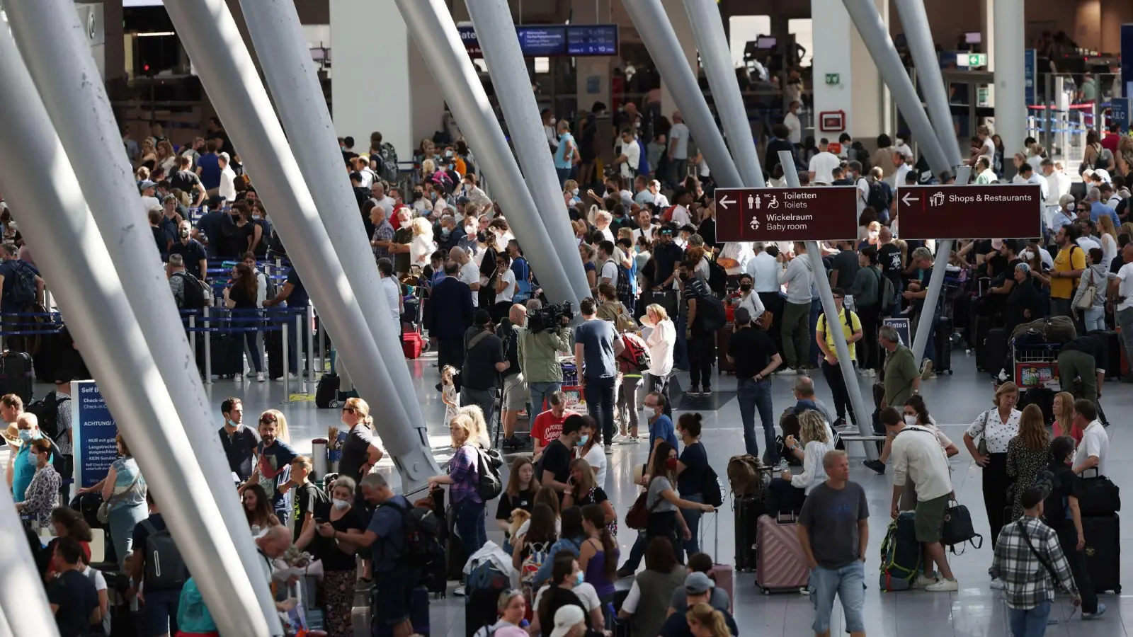Ab in die Ferien: Passagiere am Flughafen Düsseldorf. (Foto: David Young/dpa)