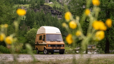 Raus in die Natur: Campingautos wie der Marco Polo verleihen manchem ein Gefühl von Freiheit und Abenteuer - gestern wie heute. (Foto: Craig Pusey/dpa-tmn)