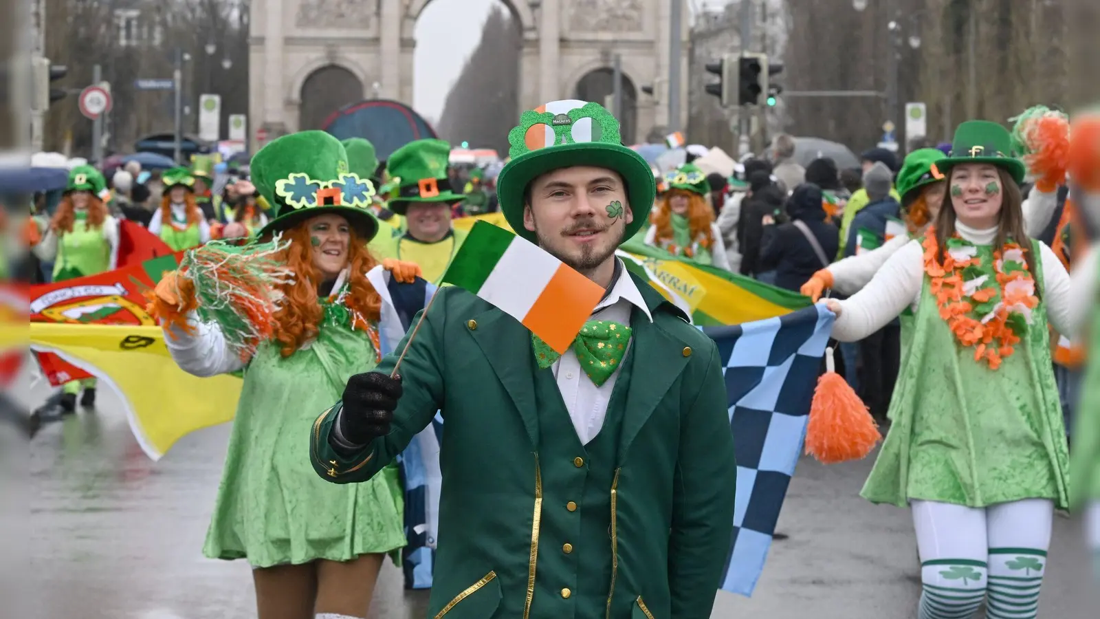 Knapp 1.500 Teilnehmerinnen und Teilnehmer in 70 Gruppierungen laufen in diesem Jahr in der Parade mit. (Archivbild) (Foto: Felix Hörhager/dpa)
