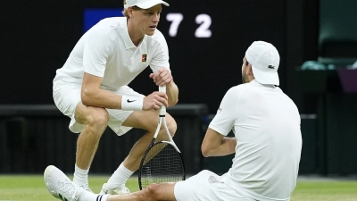 Jannik Sinner (l) kümmert sich um Grigor Dimitrow. (Foto: Jordan Pettitt/PA Wire/dpa)