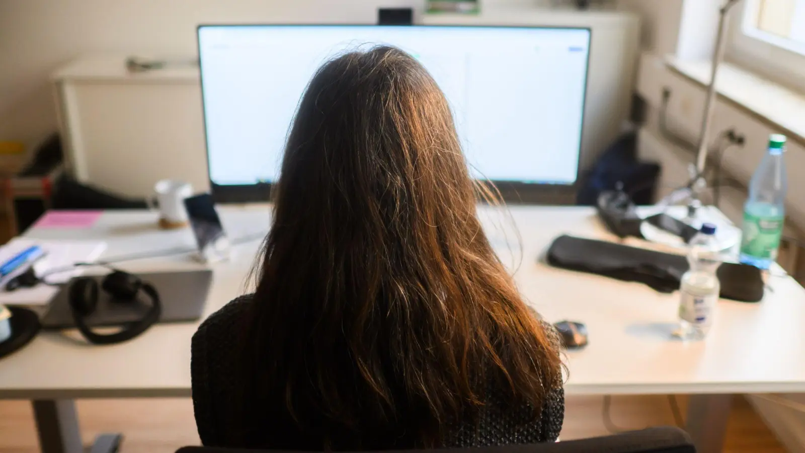 Die Arbeitsauslastung nimmt zu. (Symbolbild) (Foto: Julian Stratenschulte/dpa)