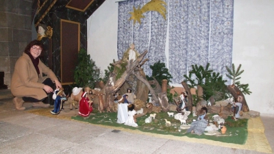 Bei der Gestaltung der Krippe legt Angela Beck, die Mesnerin der Feuchtwanger Stiftskirche, Wert darauf, Naturmaterialien zu verwenden. (Foto: Jasmin Kiendl  )
