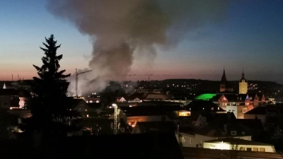 Eine dunkle Rauchwolke ist über Ansbach zu sehen.  (Foto: Amelie Hessenauer)