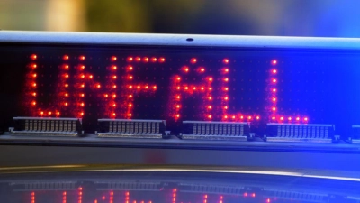 Bei einem Unfall in der Nähe von Herboldsheim stießen zwei Autos zusammen. (Symbolbild: Stefan Puchner/dpa)