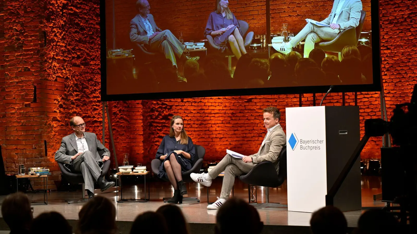 Die Gewinnerinnen und Gewinner des Bayerischen Buchpreises werden traditionell im Rahmen einer öffentlichen Diskussionsrunde gekürt. (Archivbild) (Foto: Uwe Lein/dpa)