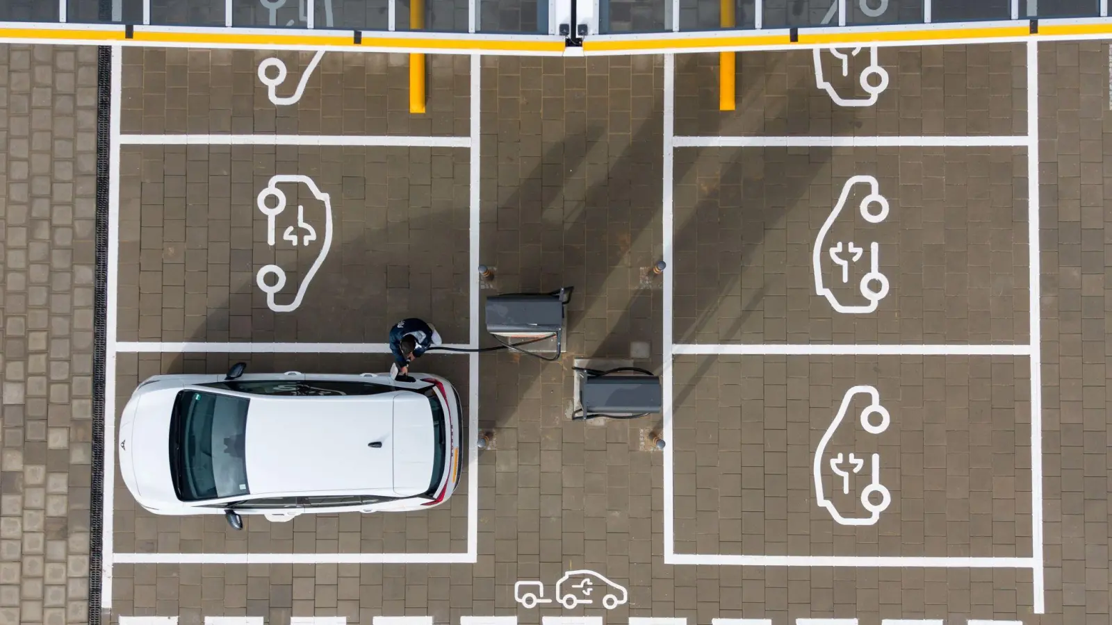 Die Zahl der Elektroautos auf deutschen Straßen nähert sich zwei Millionen.  (Foto: Sebastian Kahnert/dpa)