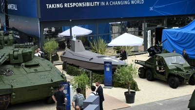 Blick auf den Rheinmetall-Messestand bei der Eurosatory - es waren nicht nur Panzer und andere Militärfahrzeuge zu sehen, sondern auch ein kleines Schiff, und zwar ein Drohnenboot. (Foto: Wolf von Dewitz/dpa)