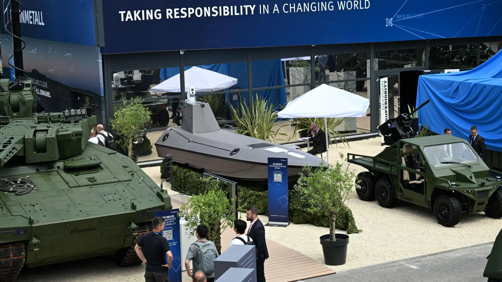 Blick auf den Rheinmetall-Messestand bei der Eurosatory - es waren nicht nur Panzer und andere Militärfahrzeuge zu sehen, sondern auch ein kleines Schiff, und zwar ein Drohnenboot. (Foto: Wolf von Dewitz/dpa)