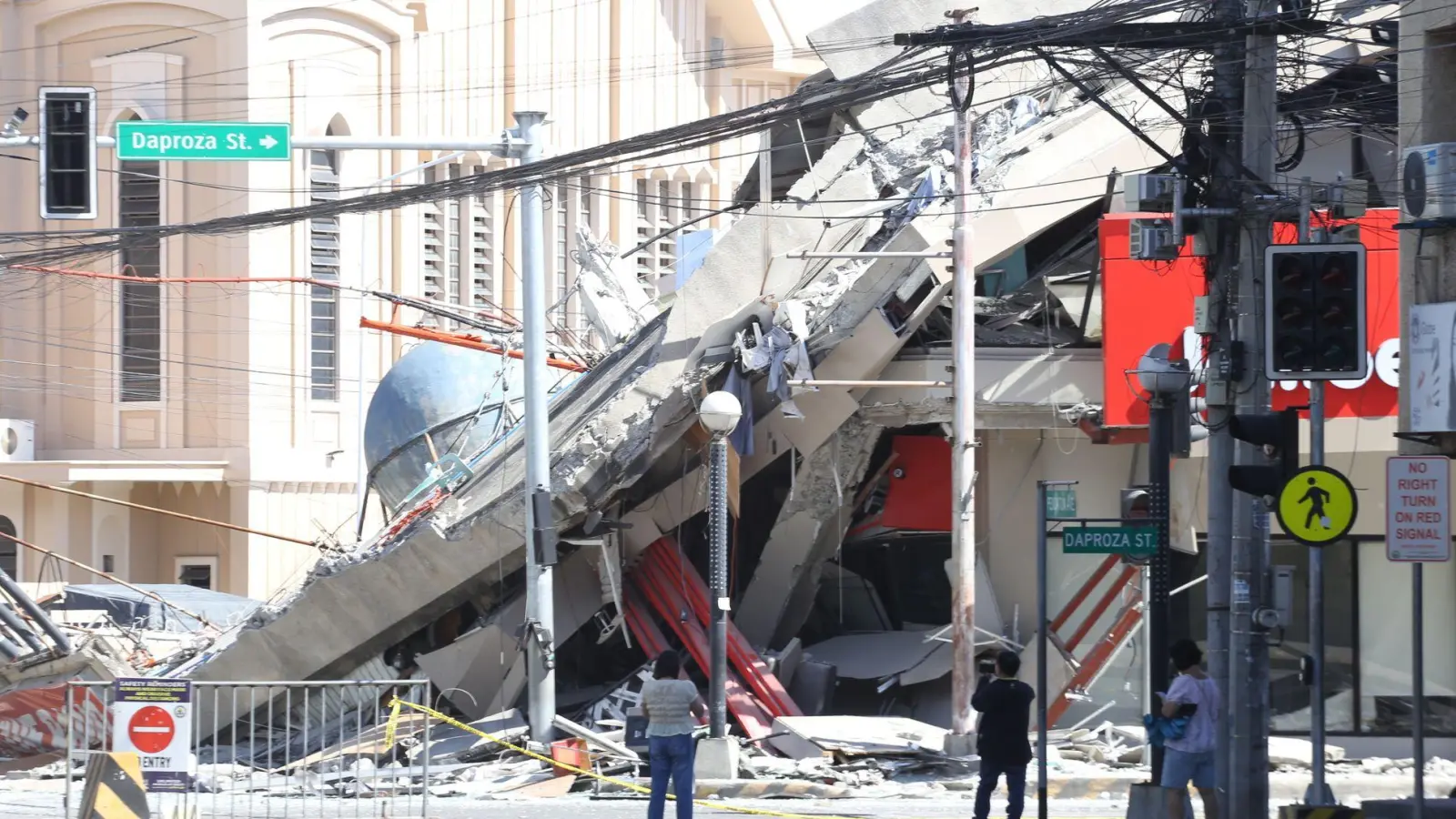 Mehr als 3.000 Gebäude sind offiziellen Angaben zufolge beschädigt oder zerstört worden.  (Foto: Uncredited/AP/dpa)