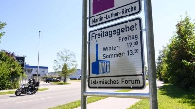 In Penzberg werden Autofahrer bei der Fahrt in die Stadt auch auf das Freitagsgebet der islamischen Gemeinde hingewiesen. (Archivbild) (Foto: Lukas Barth-Tuttas/dpa)