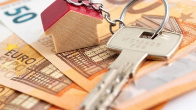 Spätestens mit der Übergabe der Wohnungsschlüssel ist in der Regel ein Teil der Kaution fällig. Der Gesamtbetrag darf in Raten bezahlt werden. (Foto: Andrea Warnecke/dpa-tmn)