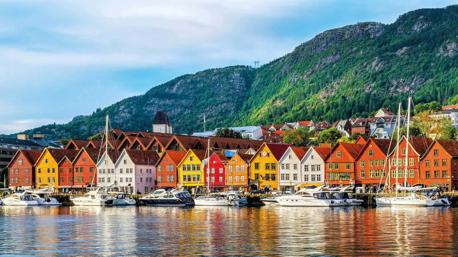 Das Hanseviertel Bryggen besteht aus den ehemaligen Handelskontoren der Hanse in Bergen/Norwegen. Die Hansekontore nehmen fast das gesamte nordöstliche Ufer der Bucht Vågen ein. Seit 1979 steht das Hanseviertel mit seinen etwa 60 Gebäuden auf der Liste des Weltkulturerbes der Unesco. (Foto: Olena Tur)