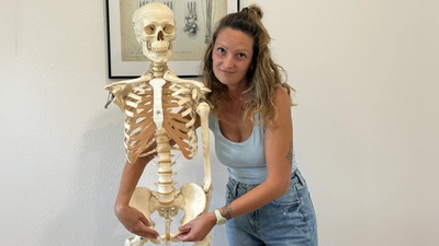 Physiotherapeutin Melanie Teichreber zeigt den Bereich des Beckenbodens an einem Skelett. (Foto: Josefine Mühlroth)