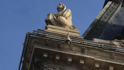Die Polizei hofft die Louvre-Einbrecher dank zahlreicher Spuren zu fassen (Archivbild). (Foto: Thibault Camus/AP/dpa)
