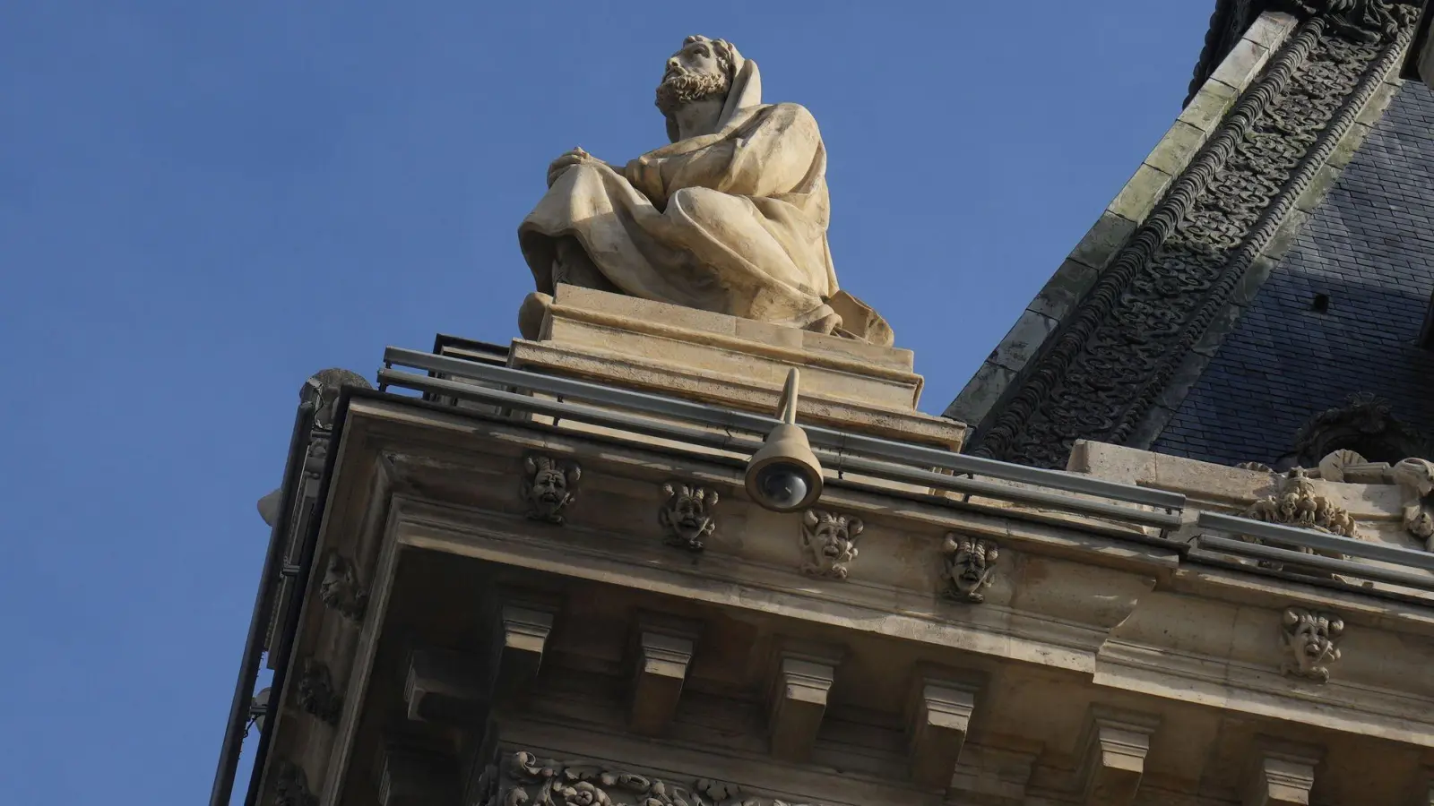 Die Polizei hofft die Louvre-Einbrecher dank zahlreicher Spuren zu fassen (Archivbild). (Foto: Thibault Camus/AP/dpa)